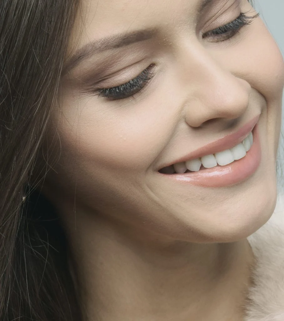 Paciente sorrindo após tratamento de implante dentário